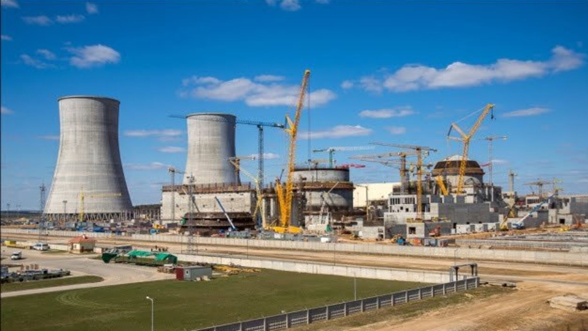 Коронавірус виявили майже у 100 будівельників Білоруської АЕС