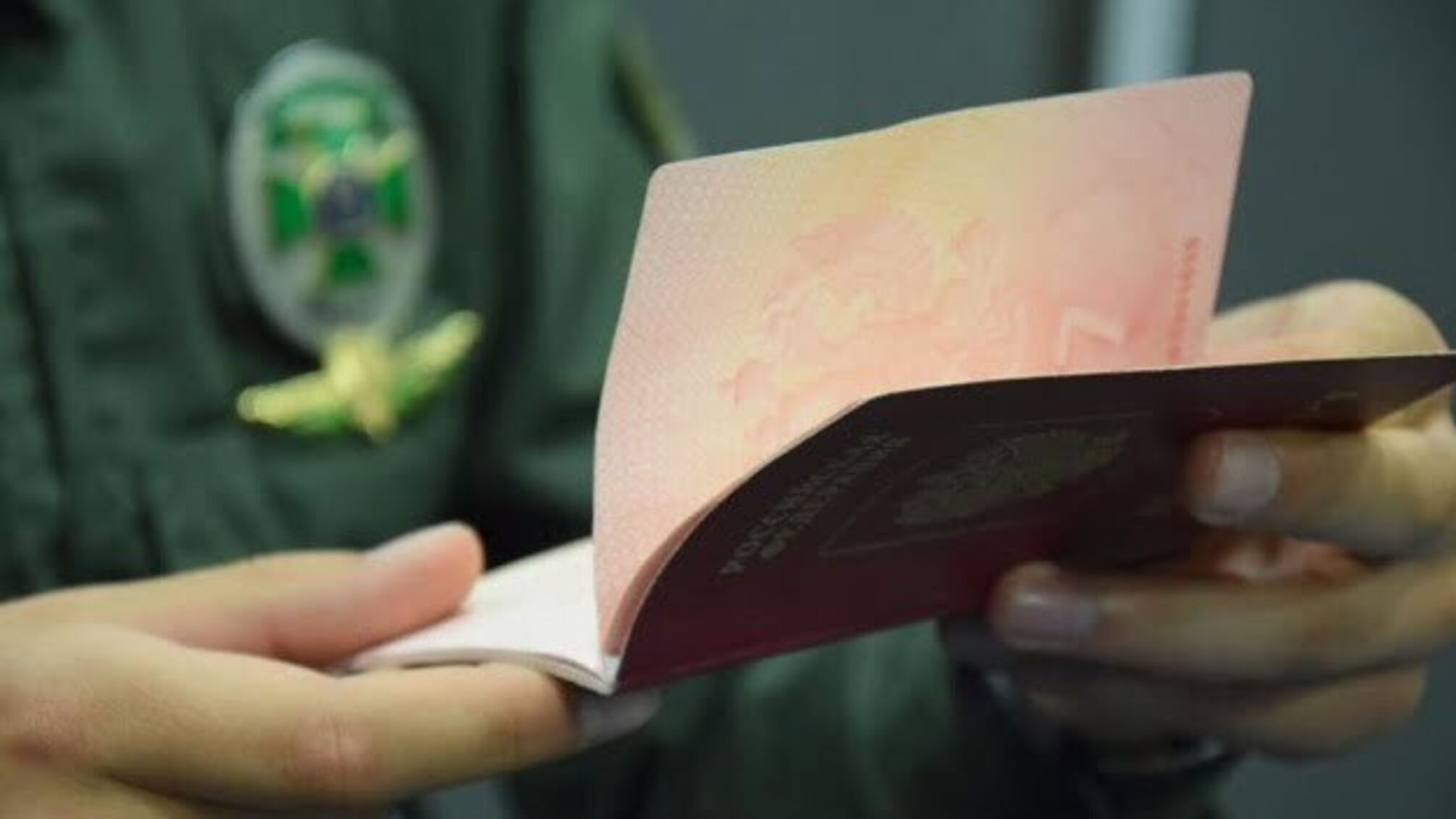 Прикордонники на Луганщині викрили чоловіка з п’ятьма паспортами