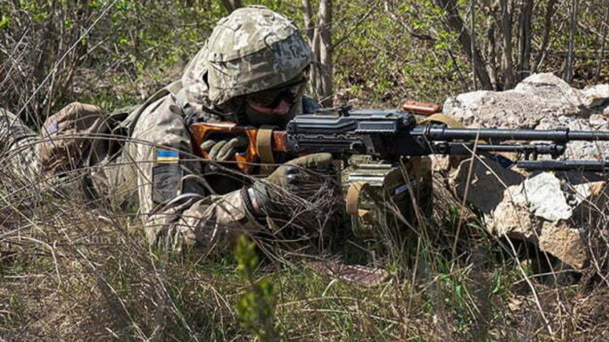 Окупанти обстріляли позиції ЗСУ біля Пісків, поранений боєць