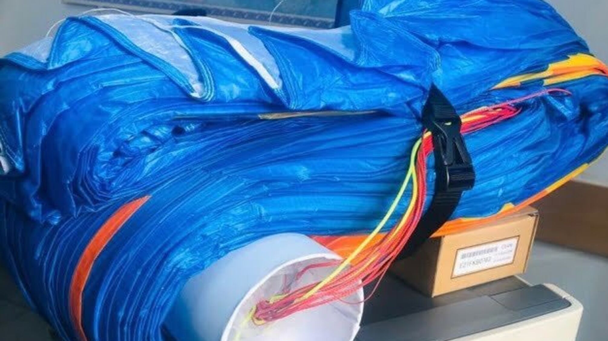 Українець намагався ввезти з Польщі три спортивні параплани