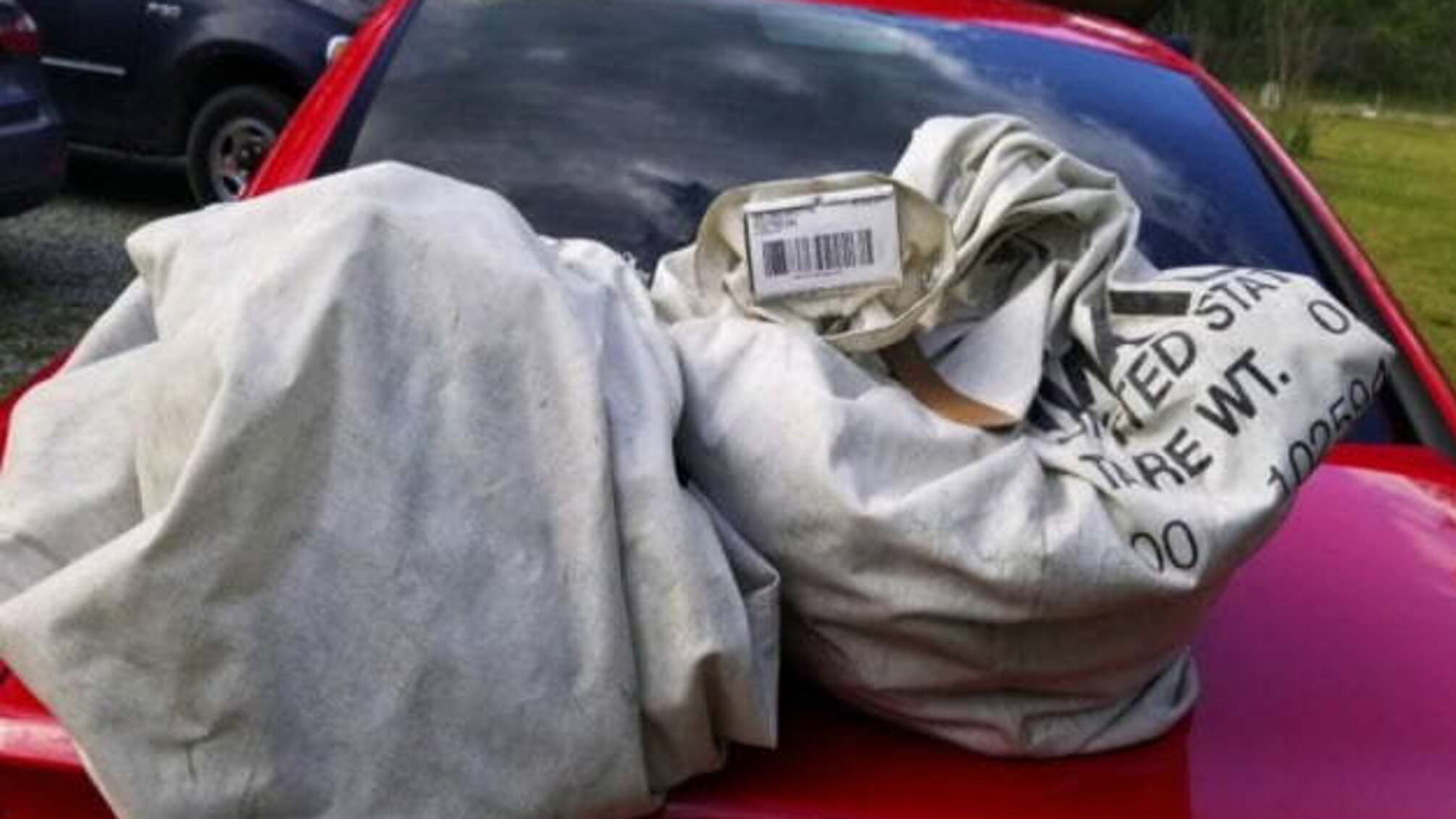 Подружжя американців знайшло на дорозі мільйон доларів