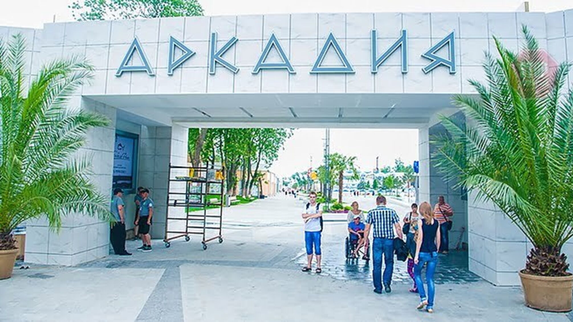В Одесі на набережній прогулюються люди та відкриті кафе (відео)