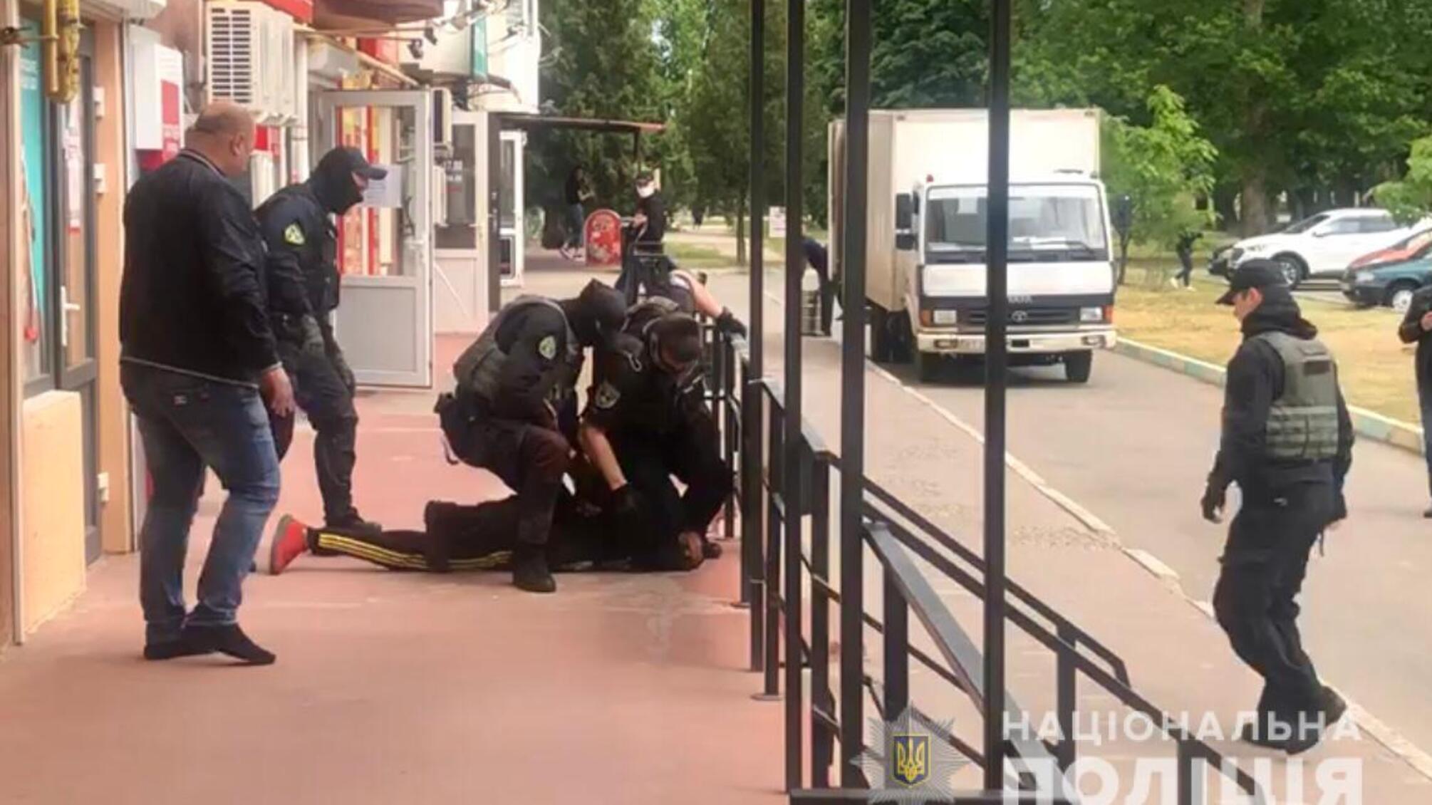 Поліція Херсонщини оперативно встановила та затримала чоловіка за підпал будівлі прокуратури у місті Каховка