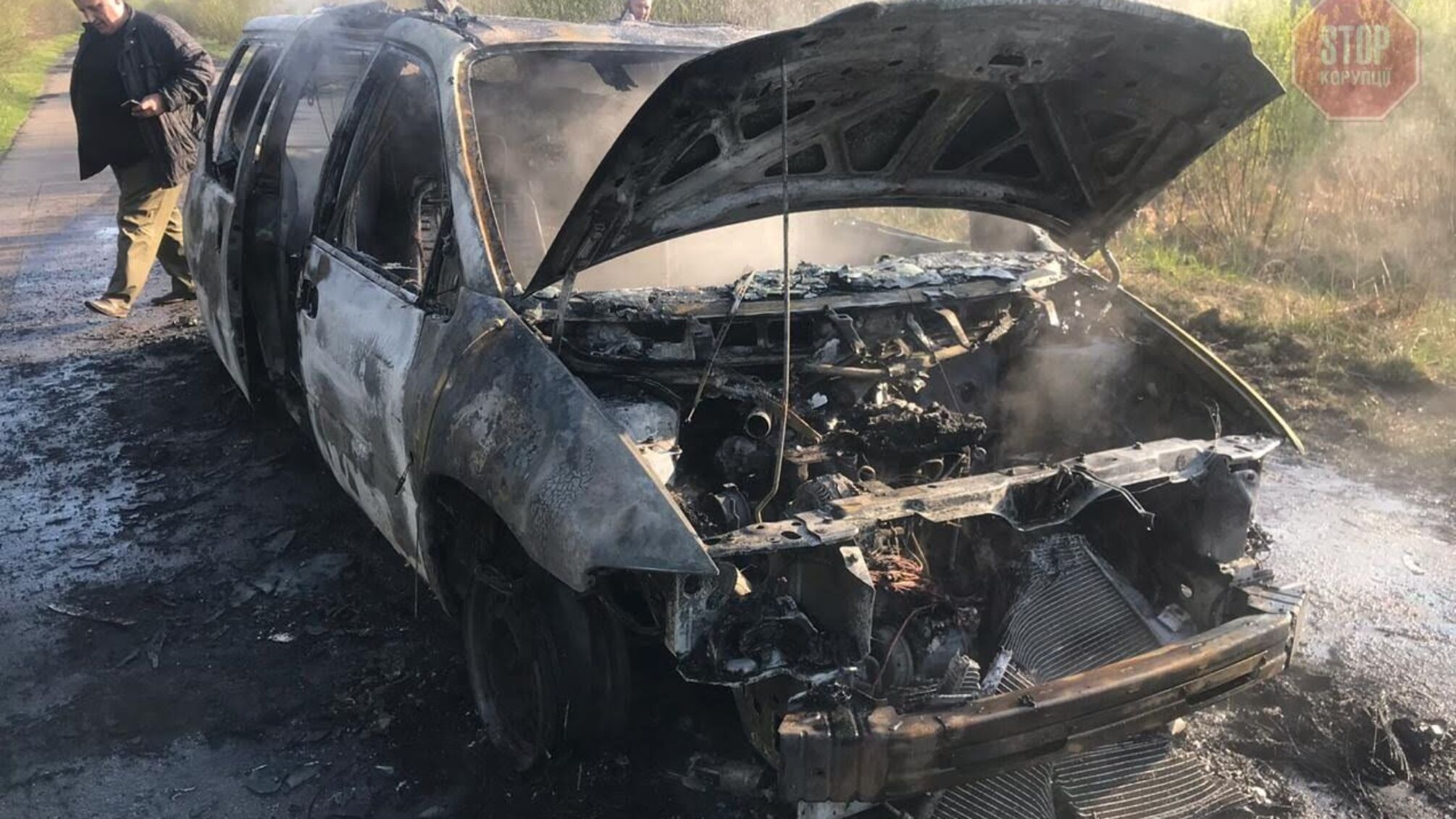Крадій лісу спалив своє авто, бо його зупинили лісники (відео)