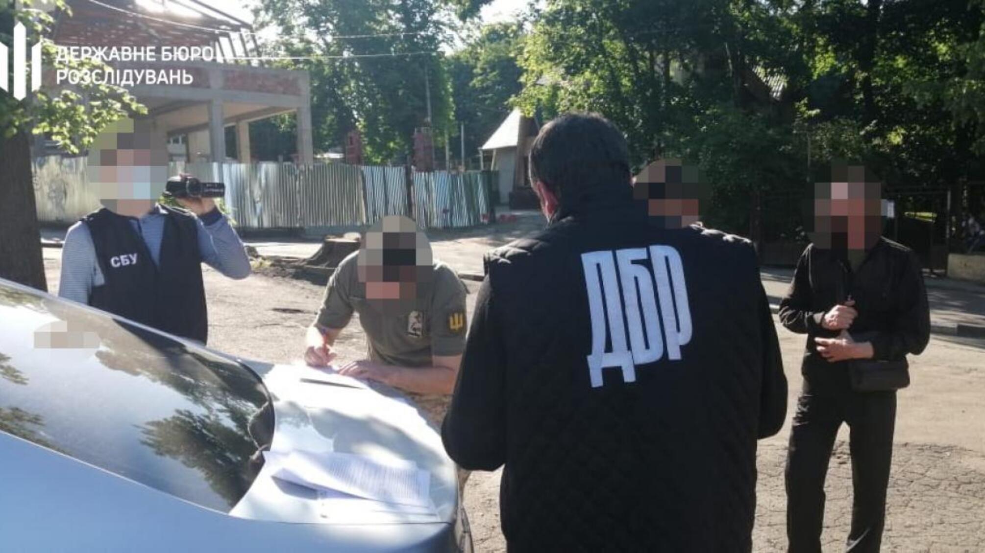 2100 євро за контрабанду тютюну до Румунії – ДБР затримало прикордонника