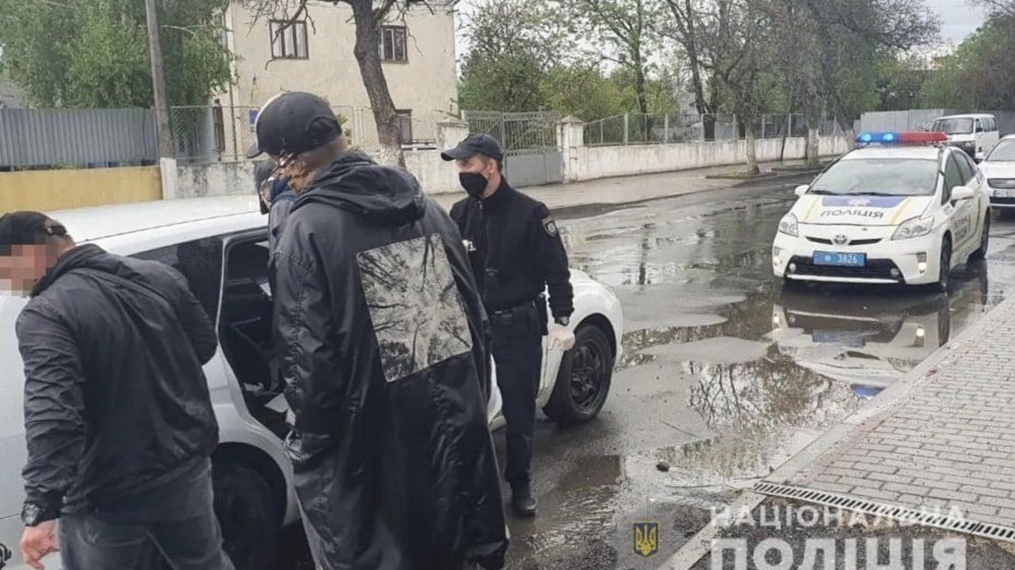 Закарпатські поліцейські затримали чоловіка з великою партією марихуани