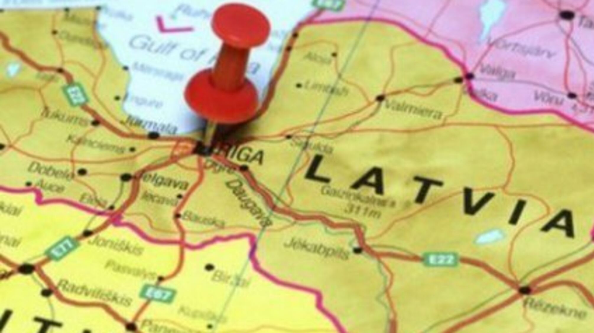 Коронавірус в світі: Латвія, Литва і Естонія відкривають кордони