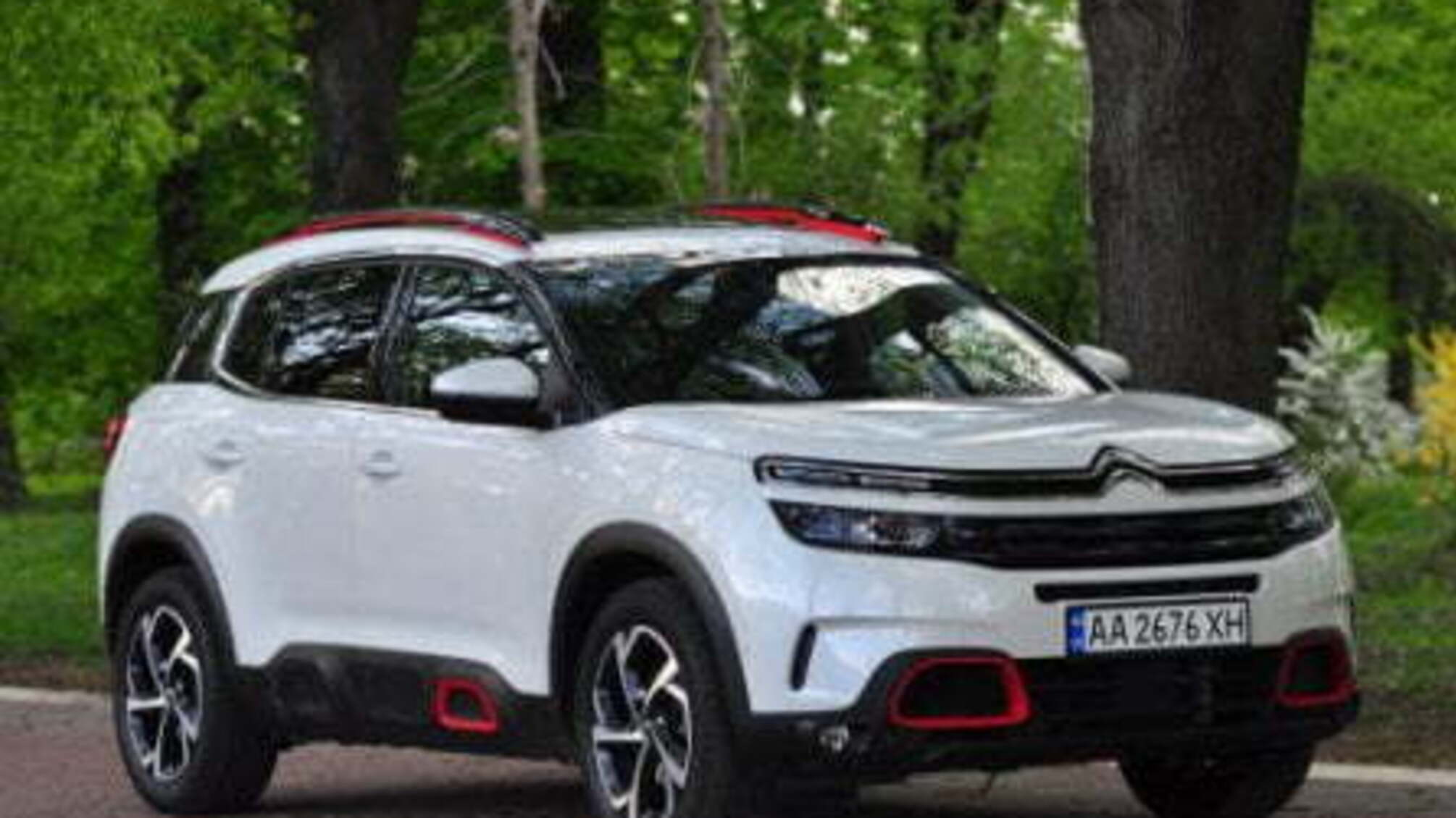 Пролітає над ямами й автоматично фільмує аварійні ситуації - тест-драйв Citroеn C5 Aircross37