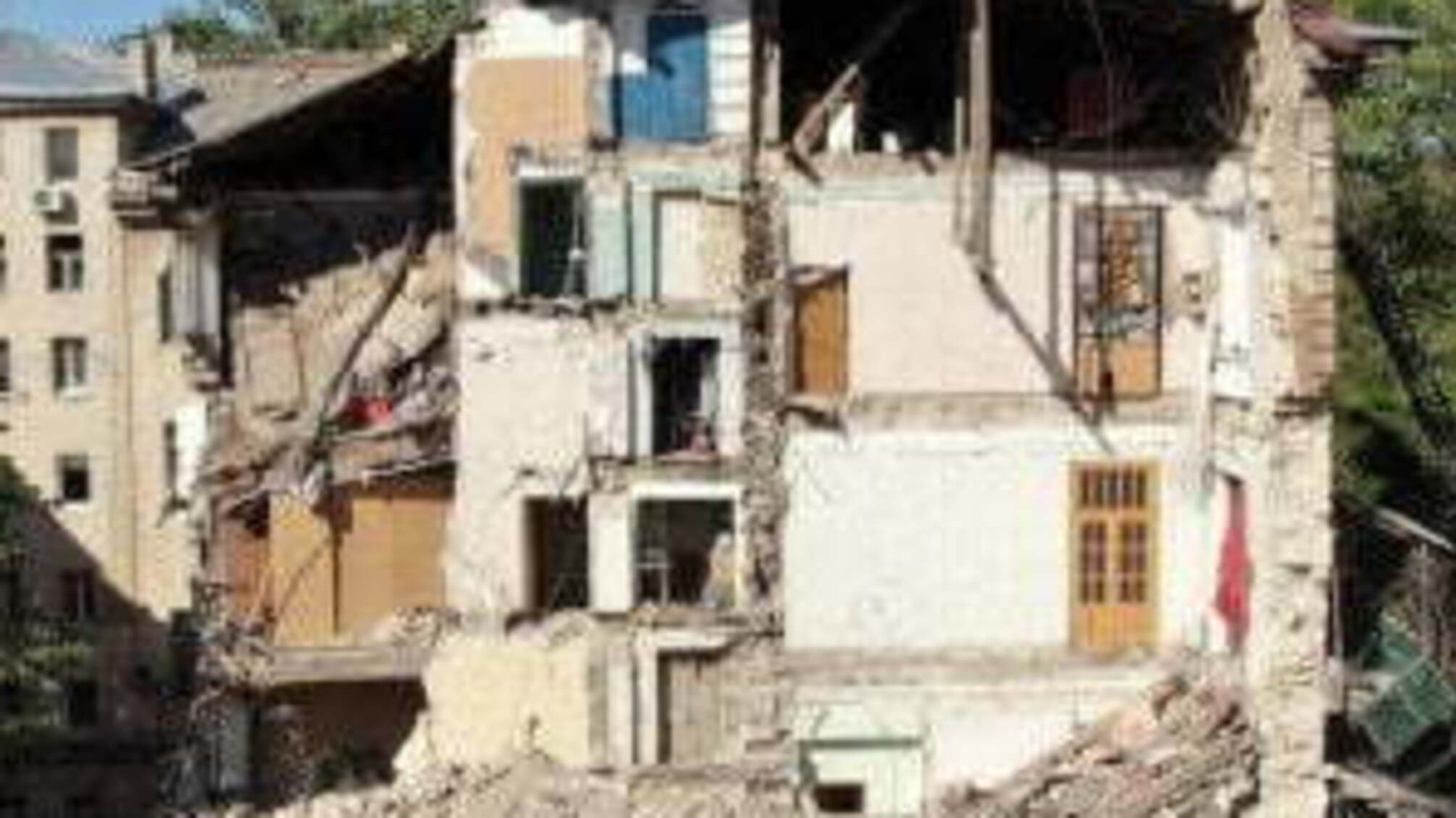 В Одесі обвалилась 5-ти поверхівка: під завалами шукають людей7