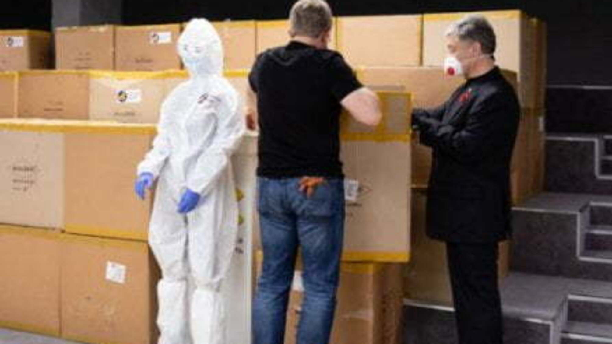 115 тисяч захисних медкостюмів отримали лікарні від фонду Порошенка9