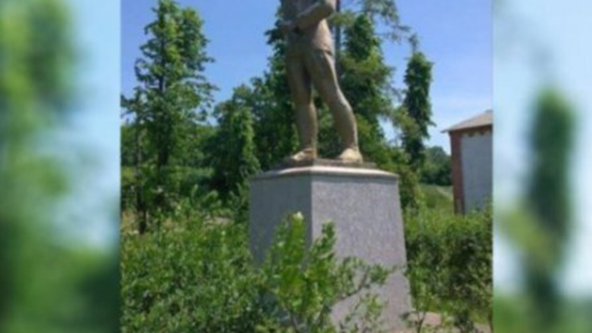 Знесли пам'ятник організатору репресій