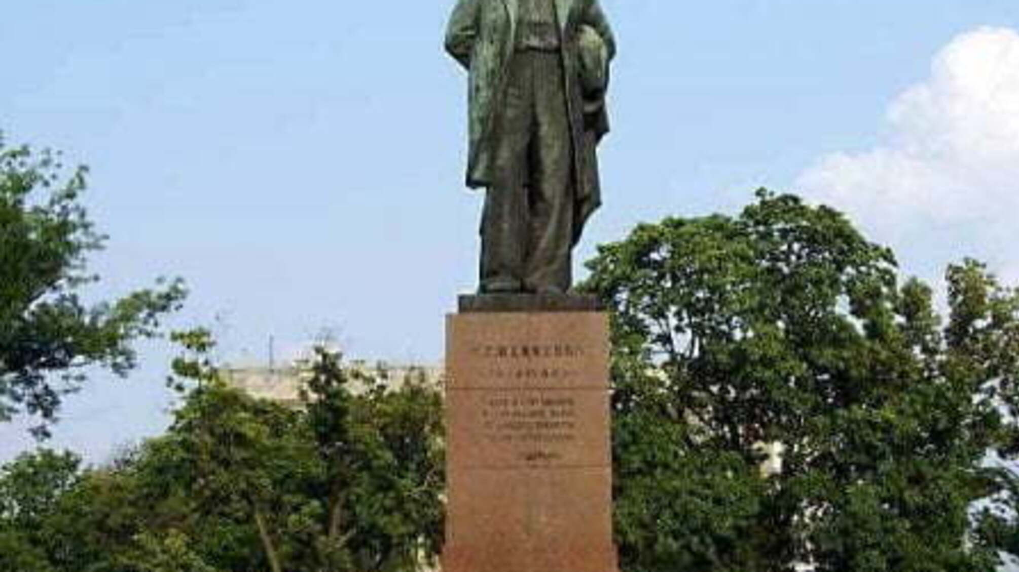 Влада заборонила покладати квіти до пам'ятника Шевченкові