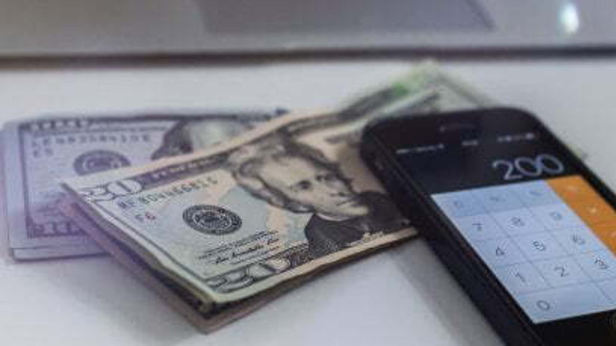 Зранку долар продовжив зростати