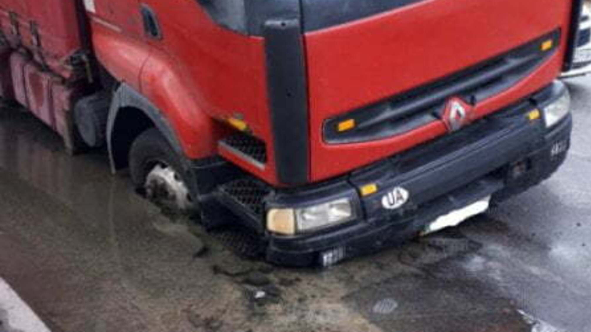 У Києві в яму потрапила вантажівка
