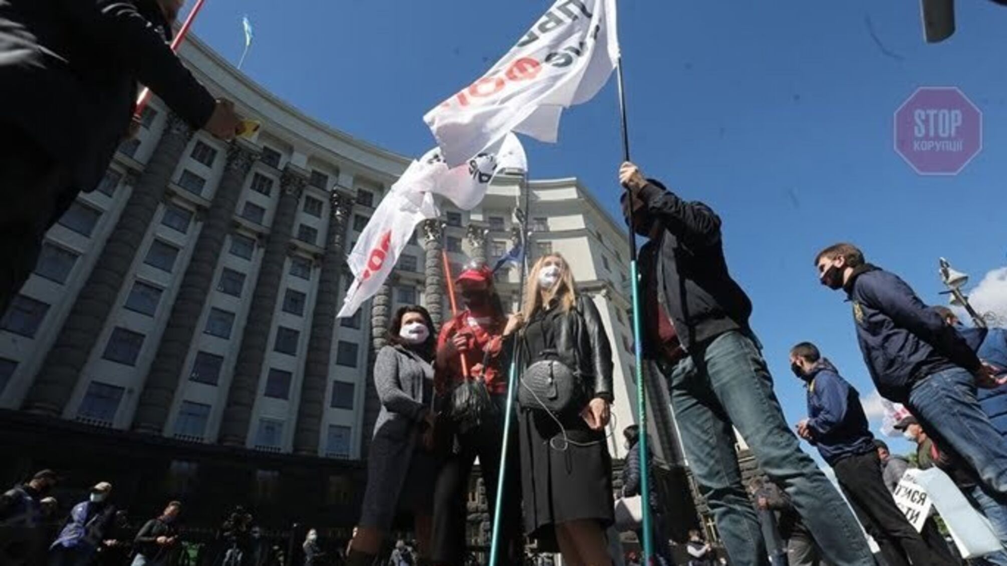 На Грушевського акція: протестувальники вимагають запустити транспорт (фото)