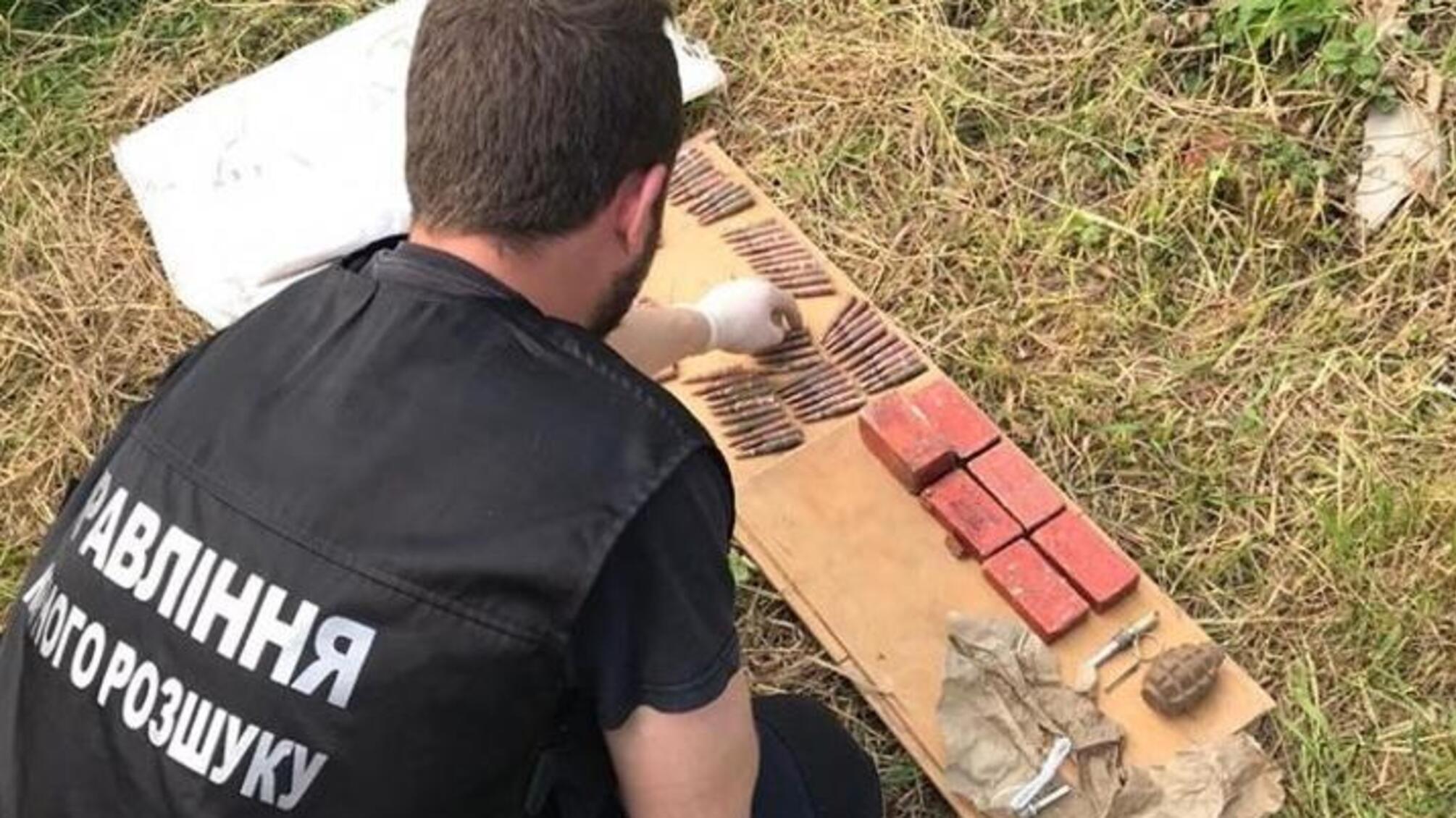 На Луганщині правоохоронці виявили схрон з боєприпасами, що належить діючому бойовику НЗФ «ЛНР»
