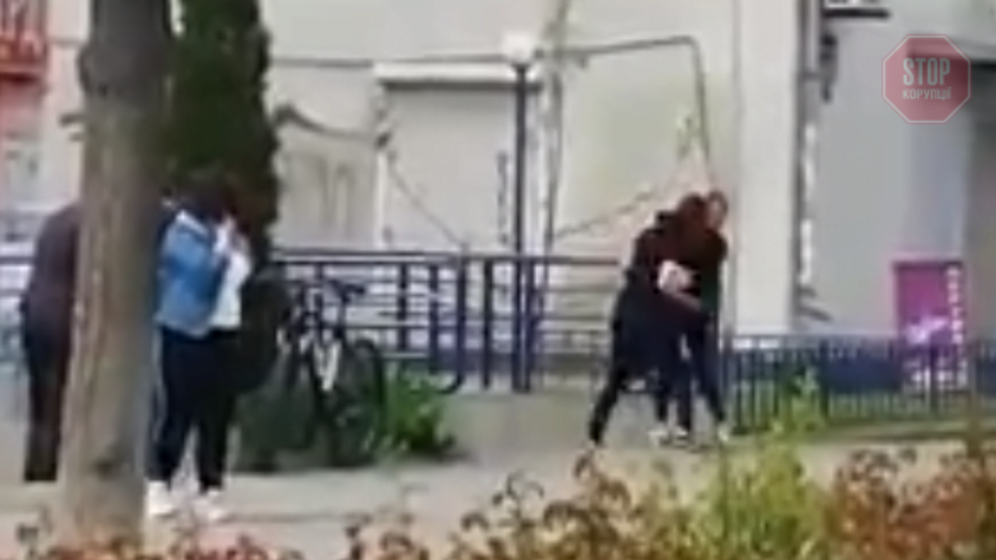 У Вінниці брат познущався зі своєї 16-річної сестри посеред вулиці – кадри