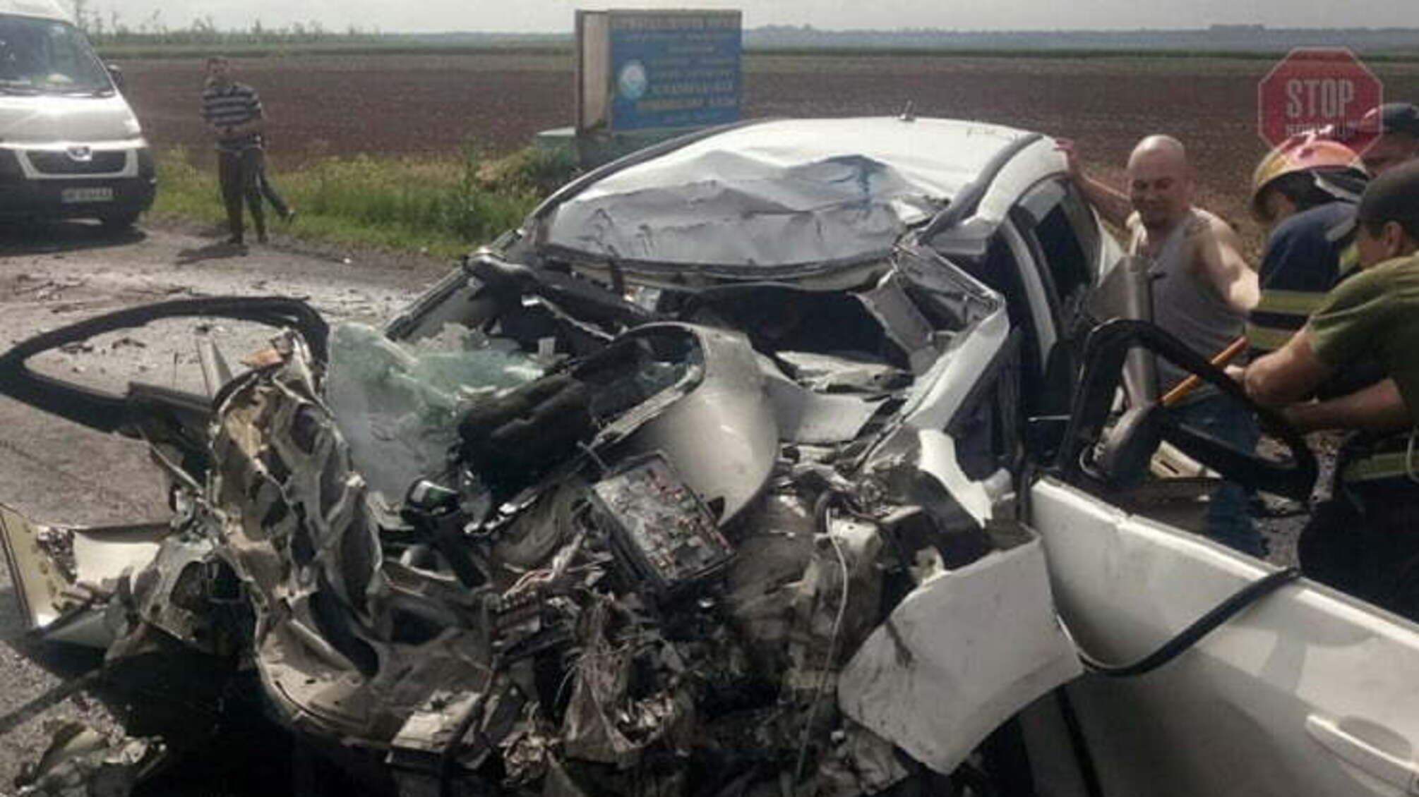 У Дніпропетровській області фура зім'яла легковик із дитиною в салоні (фото)