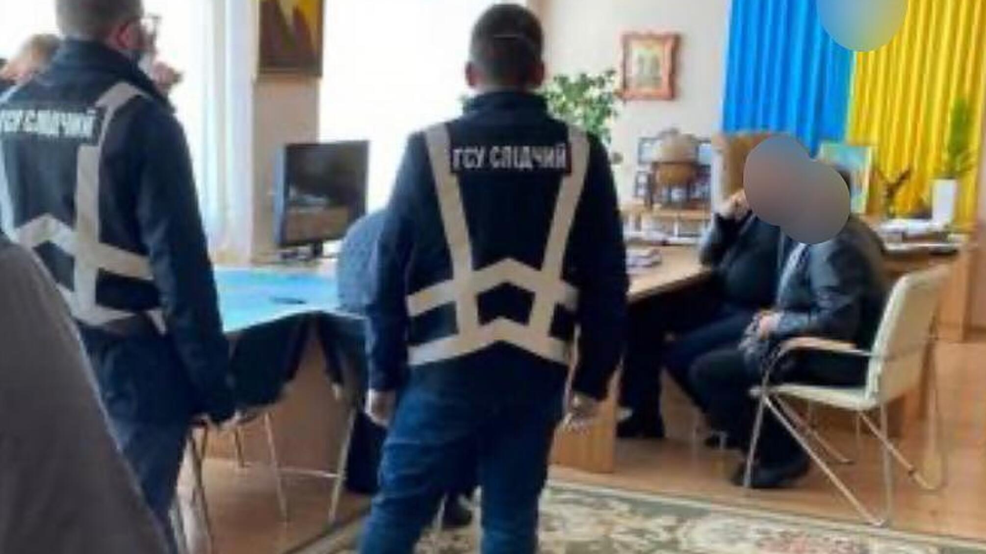 Поліцейські затримали ректора харківського вишу за вимагання та отримання 300 тисяч гривень хабаря