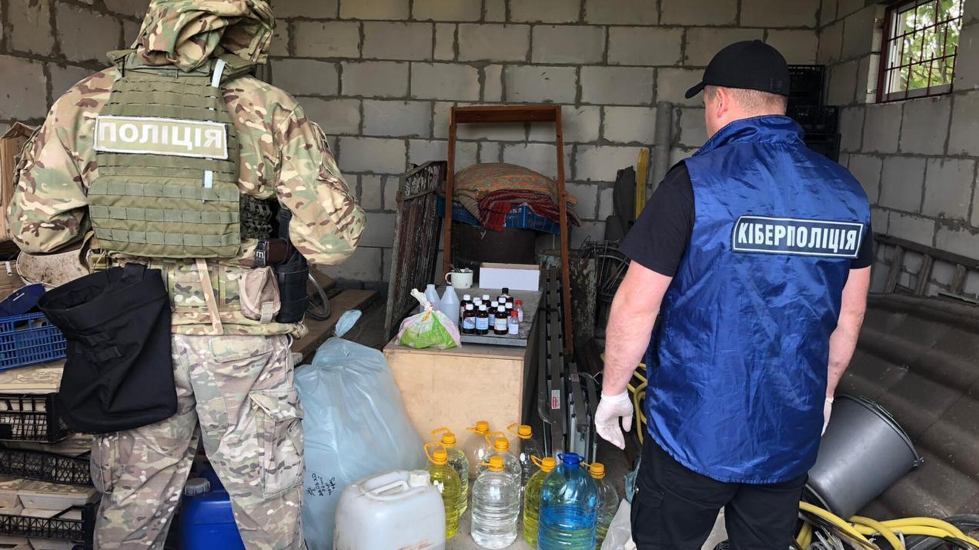 Рівненські кіберполіцейські викрили три цехи з виготовлення фальсифікованого антисептика