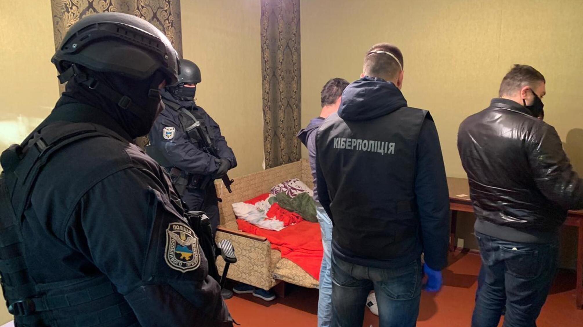 Кіберполіція викрила мережу шахраїв, які ошукали близько 1000 осіб