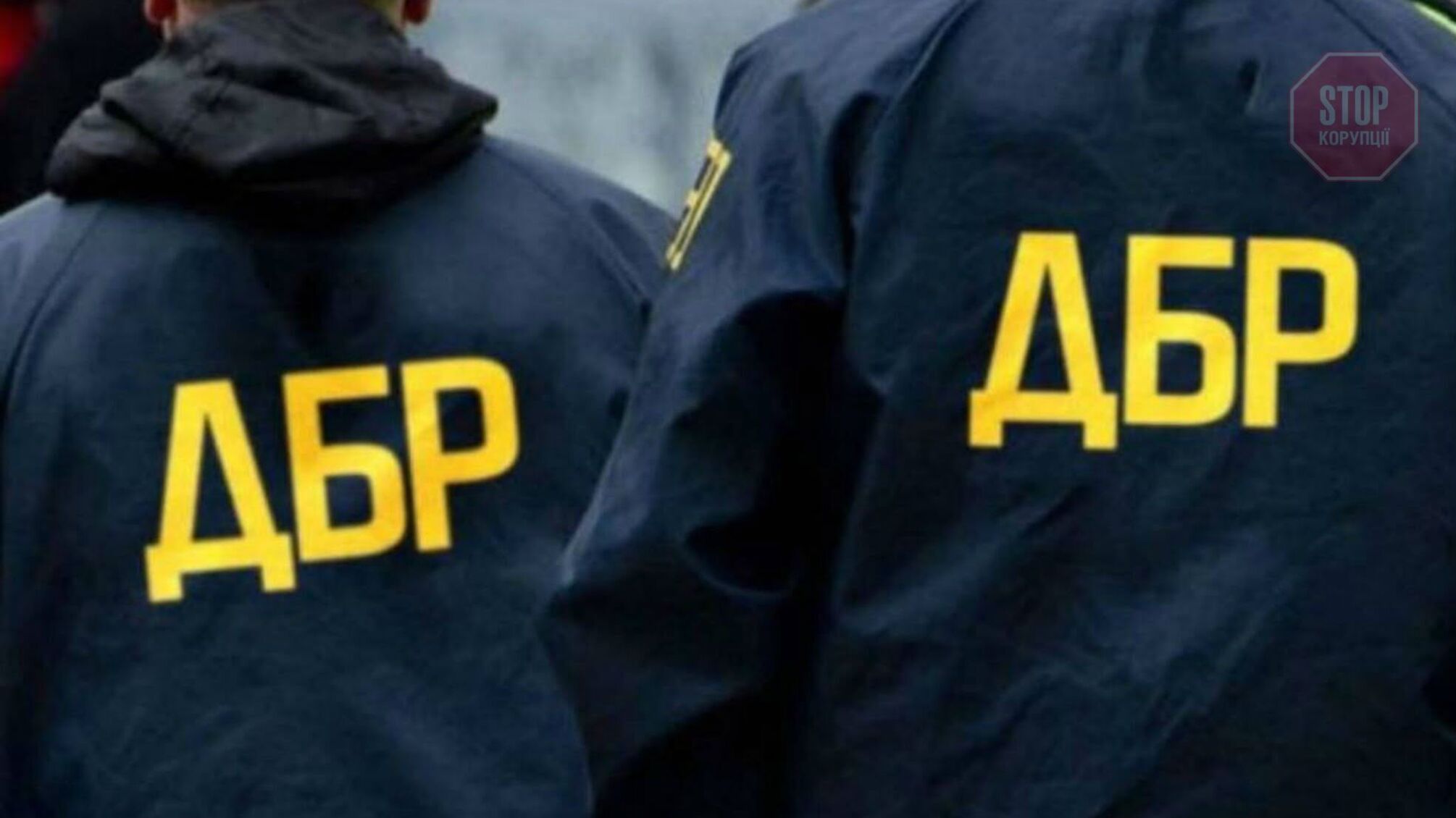 ДБР провело понад 20 обшуків у податковій службі