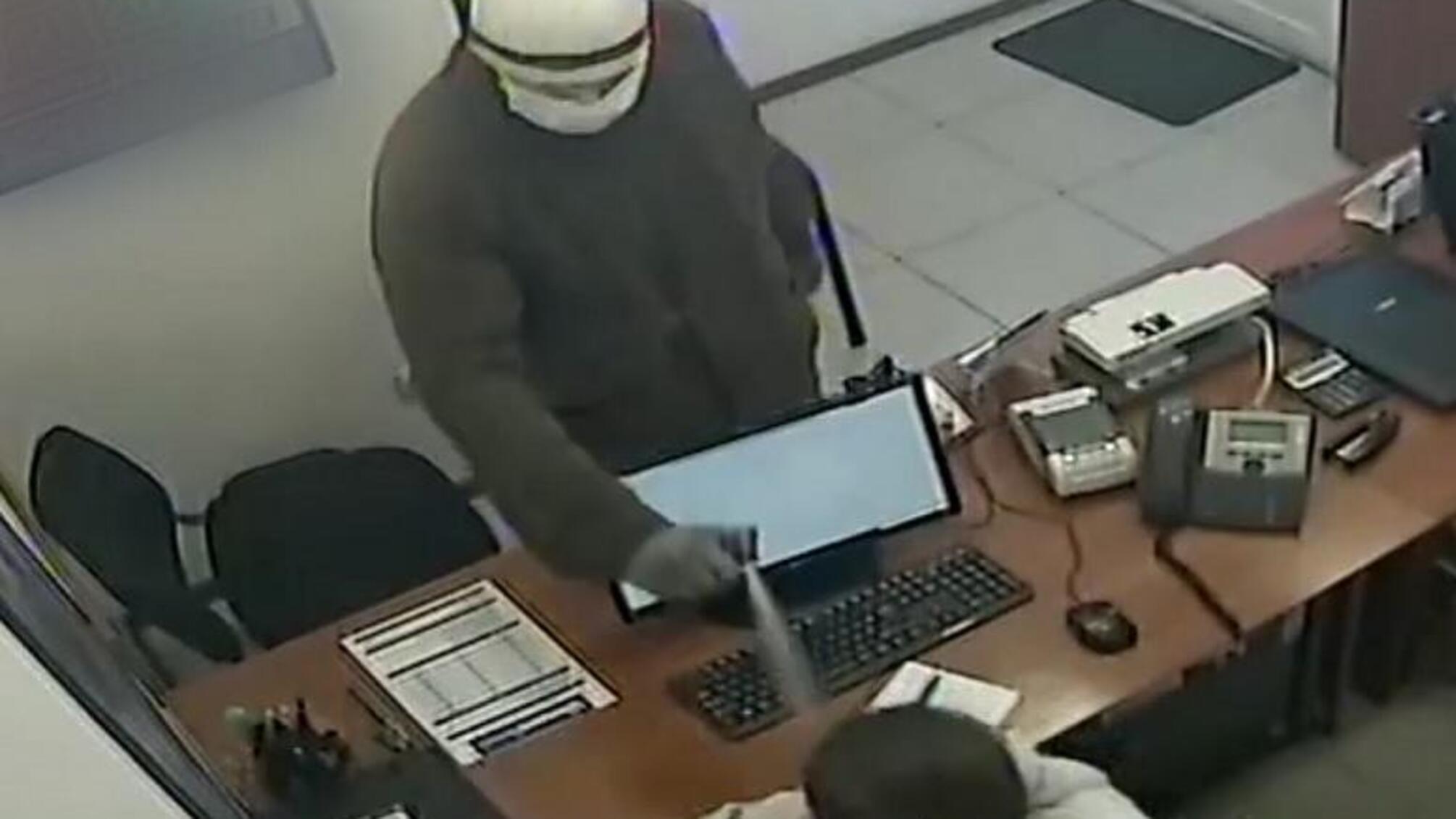 У Києві оперативники затримали іноземця за напади на столичні аптеки та кредитні установи