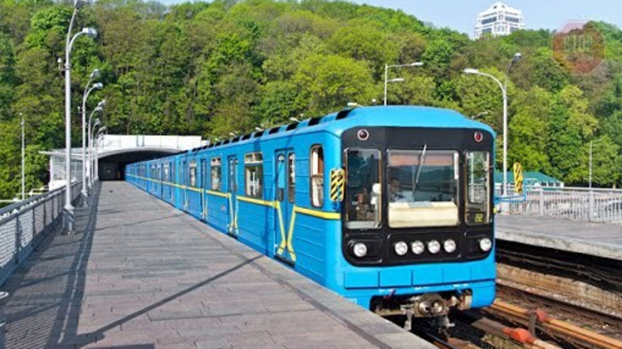 У столиці чоловік ледь не скоїв самогубство на станції метро 'Дніпро' (відео)