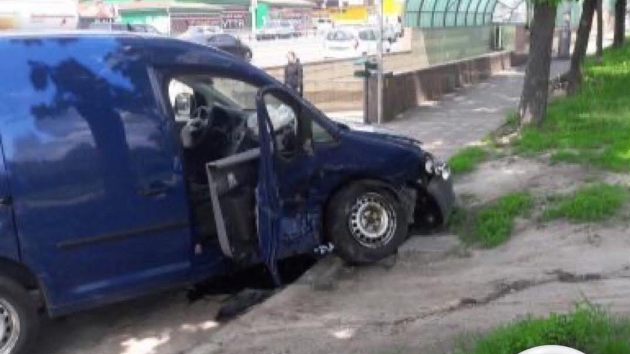 У столиці водій проігнорував червоний сигнал світлофора і влетів у авто (відео)