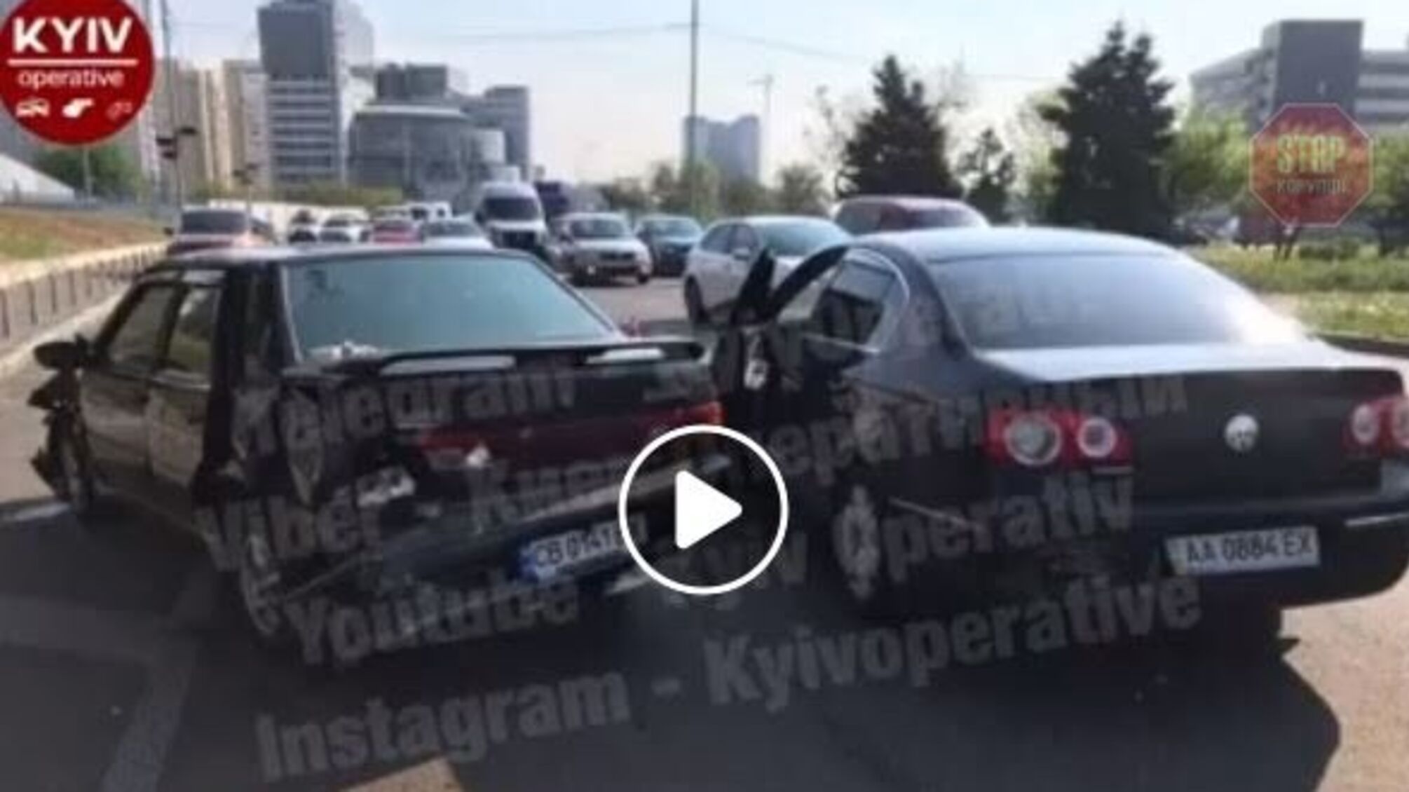 Пьяный водитель утром в столице протаранил 3 авто (видео)