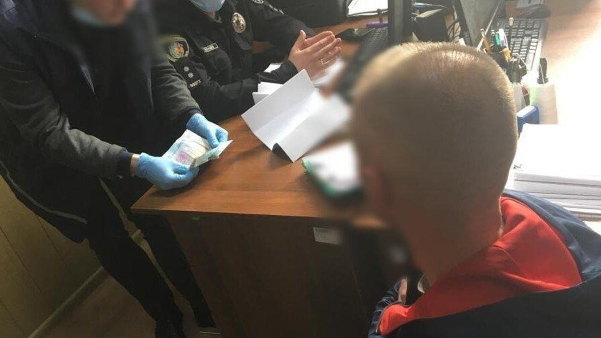 На Хмельниччині внутрішня безпека поліції затримала чоловіка під час спроби підкупу поліцейського