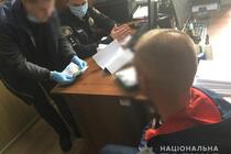 На Хмельниччині внутрішня безпека поліції затримала чоловіка під час спроби підкупу поліцейського