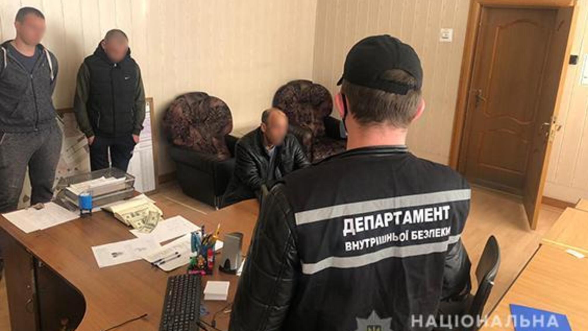 На Черкащині затримано чоловіка на спробі підкупу начальника відділення поліції