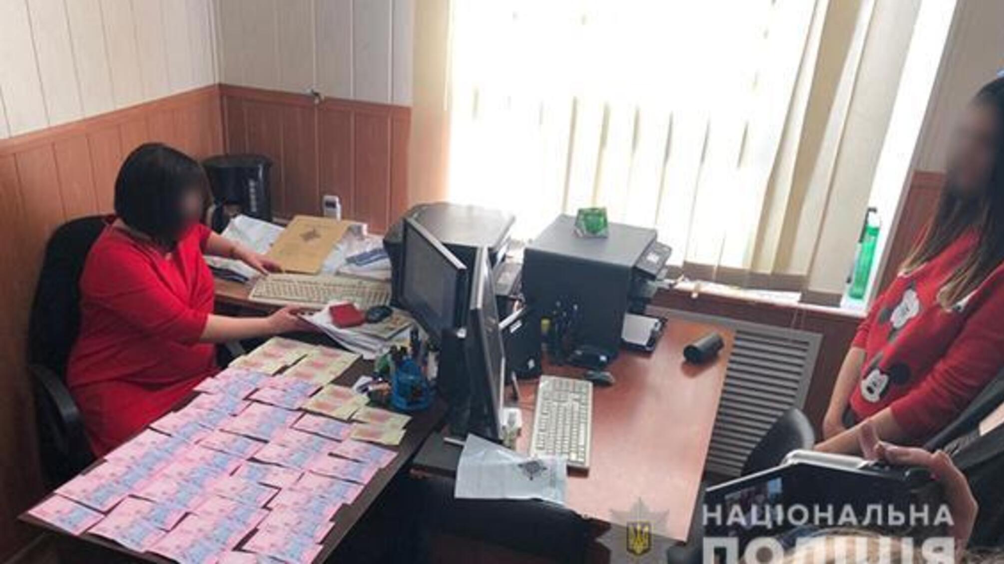 На Донеччині внутрішня безпека поліції затримала жінку за спробу підкупу слідчої