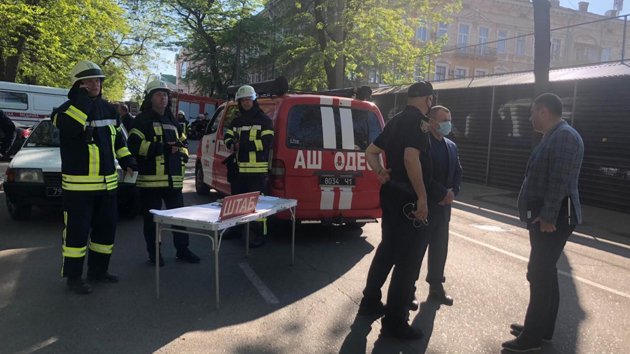 Поліцейські забезпечують правопорядок на місці руйнування будинку на вулиці Торговій в Одесі