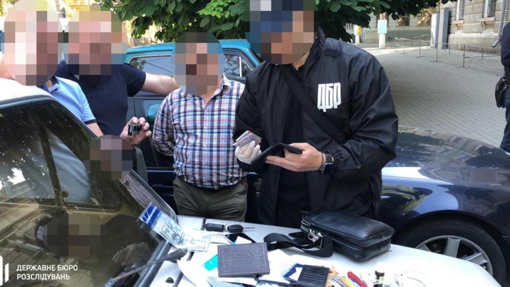 2 000 доларів та 10 тон зерна хабара за самовільне зайняття земельної ділянки - ДБР затримало оперуповноваженого СБУ