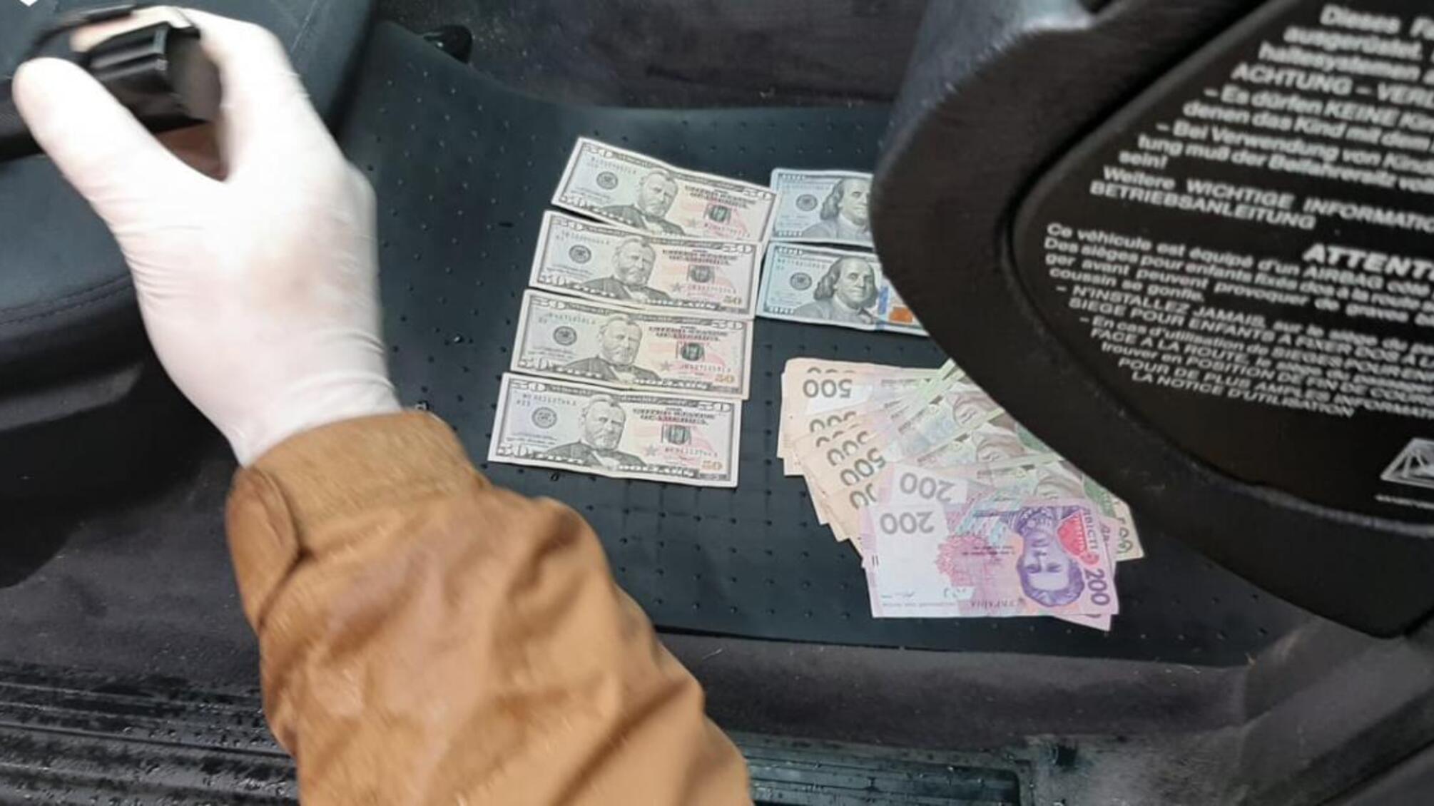 ДБР затримало податківця, який одержував щомісячні хабарі від підприємця