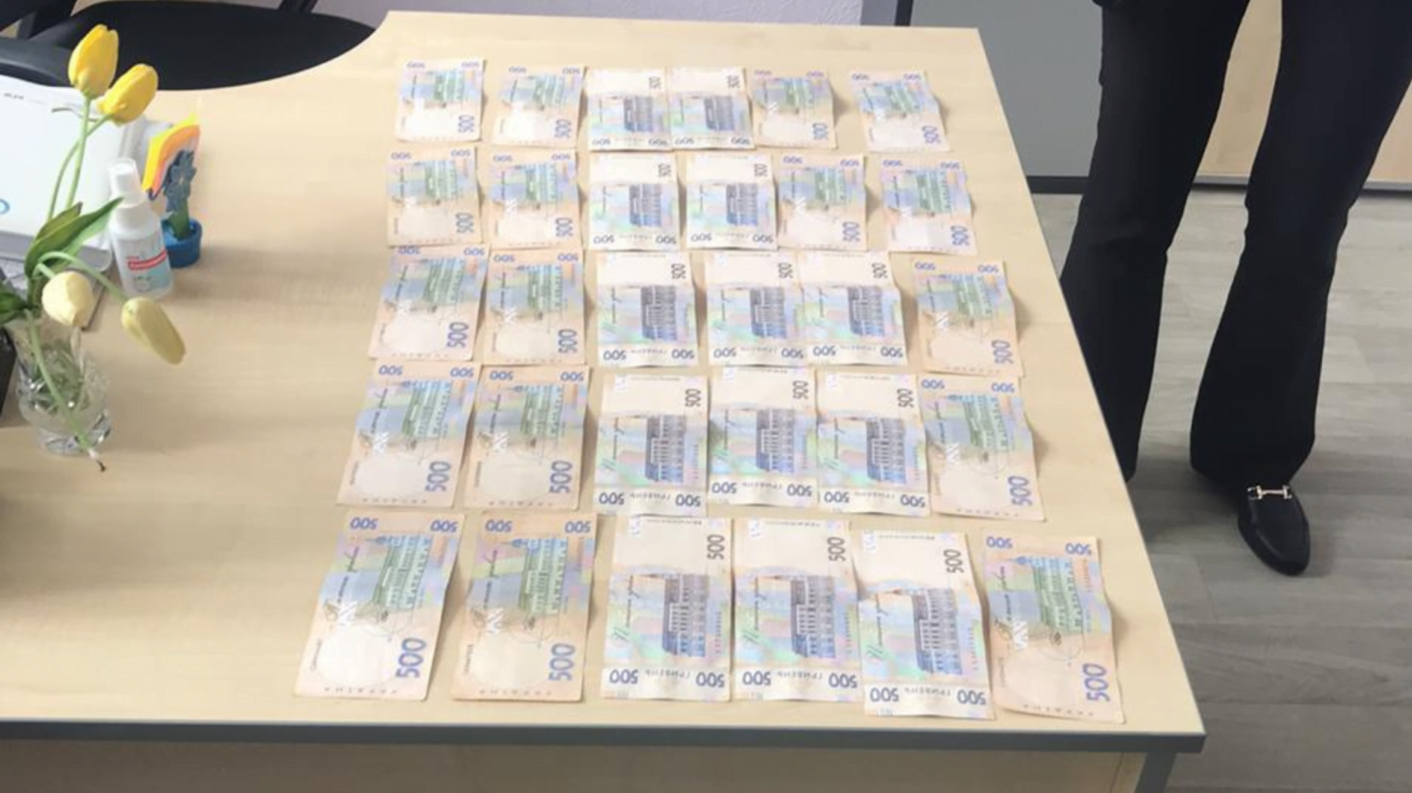 На Донеччині чиновниця вимагала гроші за оформлення закордонних паспортів (фото)