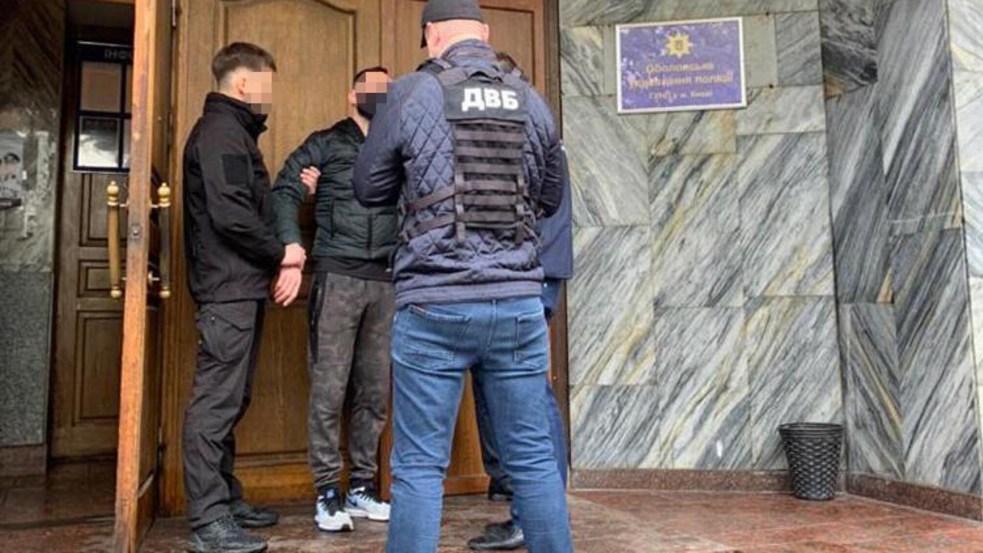 На столичній Оболоні затримано чоловіка, який за 2 тисячі доларів спробував «підкупити» слідчого