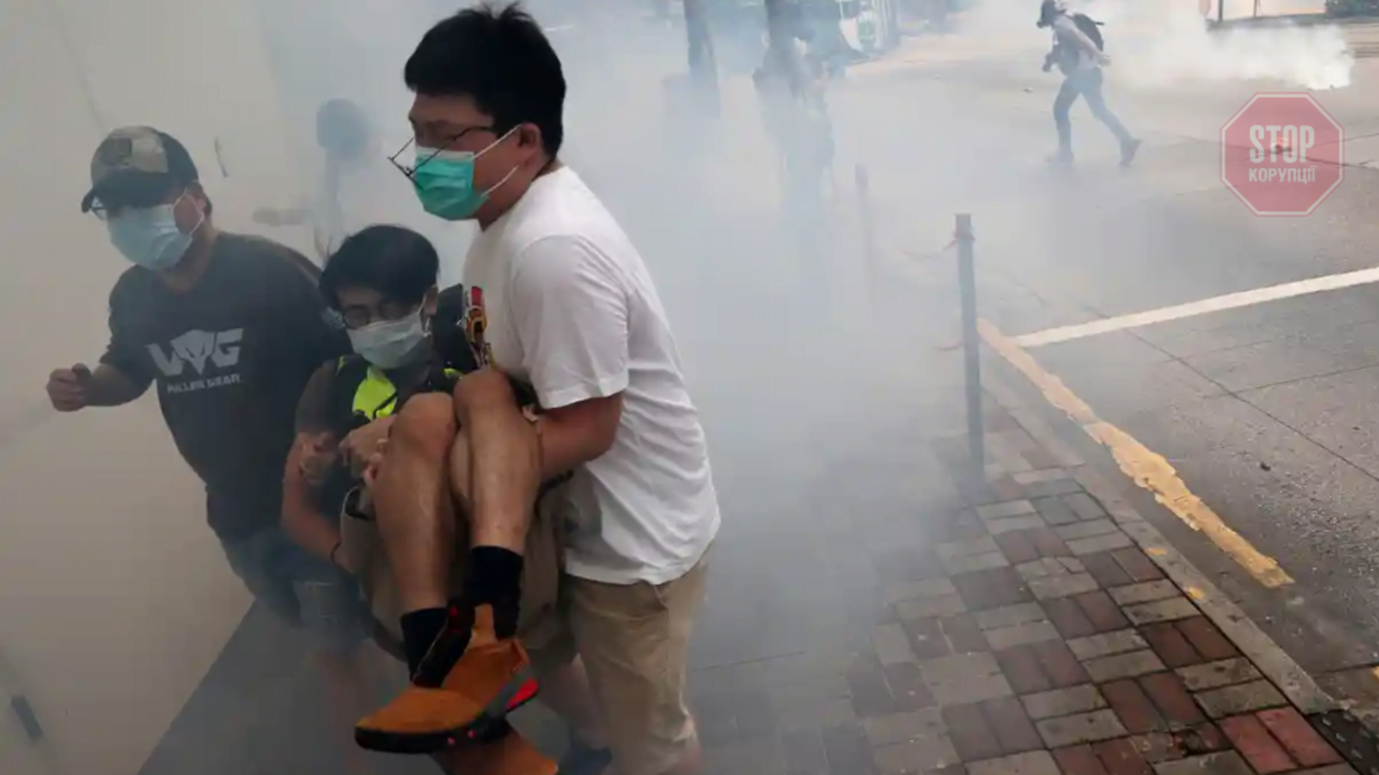 У Гонконзі правоохоронці розганяють активістів сльозогінним газом