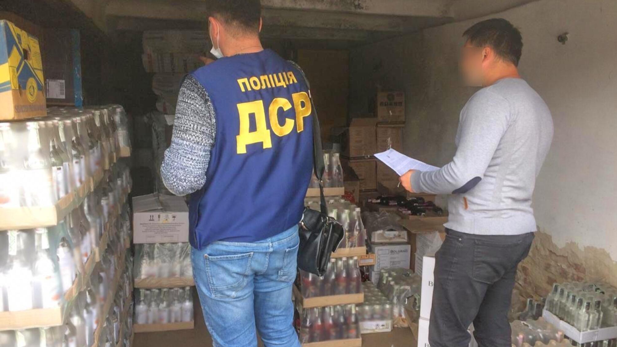 На Полтавщині правоохоронці припинили діяльність злочинної групи, яка розповсюджувала небезпечну лікеро-горілчану продукцію