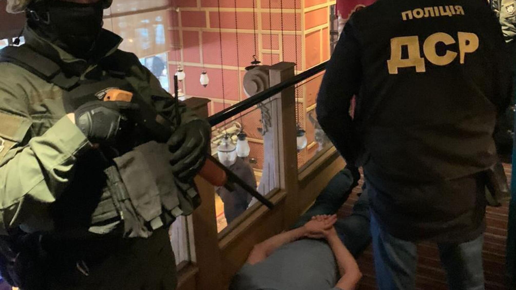 У Києві поліцейські затримали злочинне угруповання за вимагання з бізнесмена 20 000 доларів США