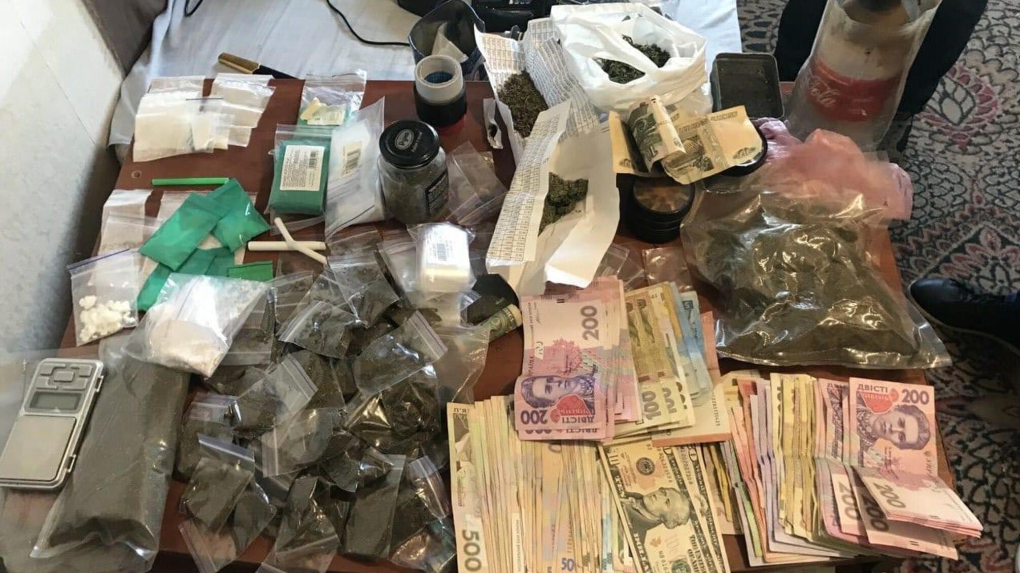 На Херсонщині поліцейські припинили діяльність інтернет-ресурсу з продажу наркотиків та вилучили наркозілля на 2 мільйони гривень