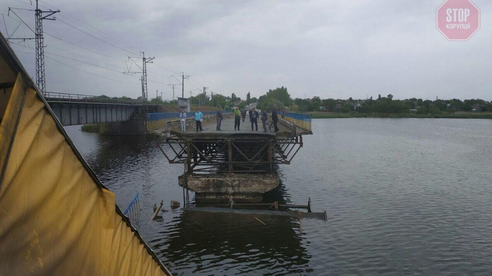 На Дніпропетровщині обрушився міст, водій фури ледь не загинув (фото, відео)