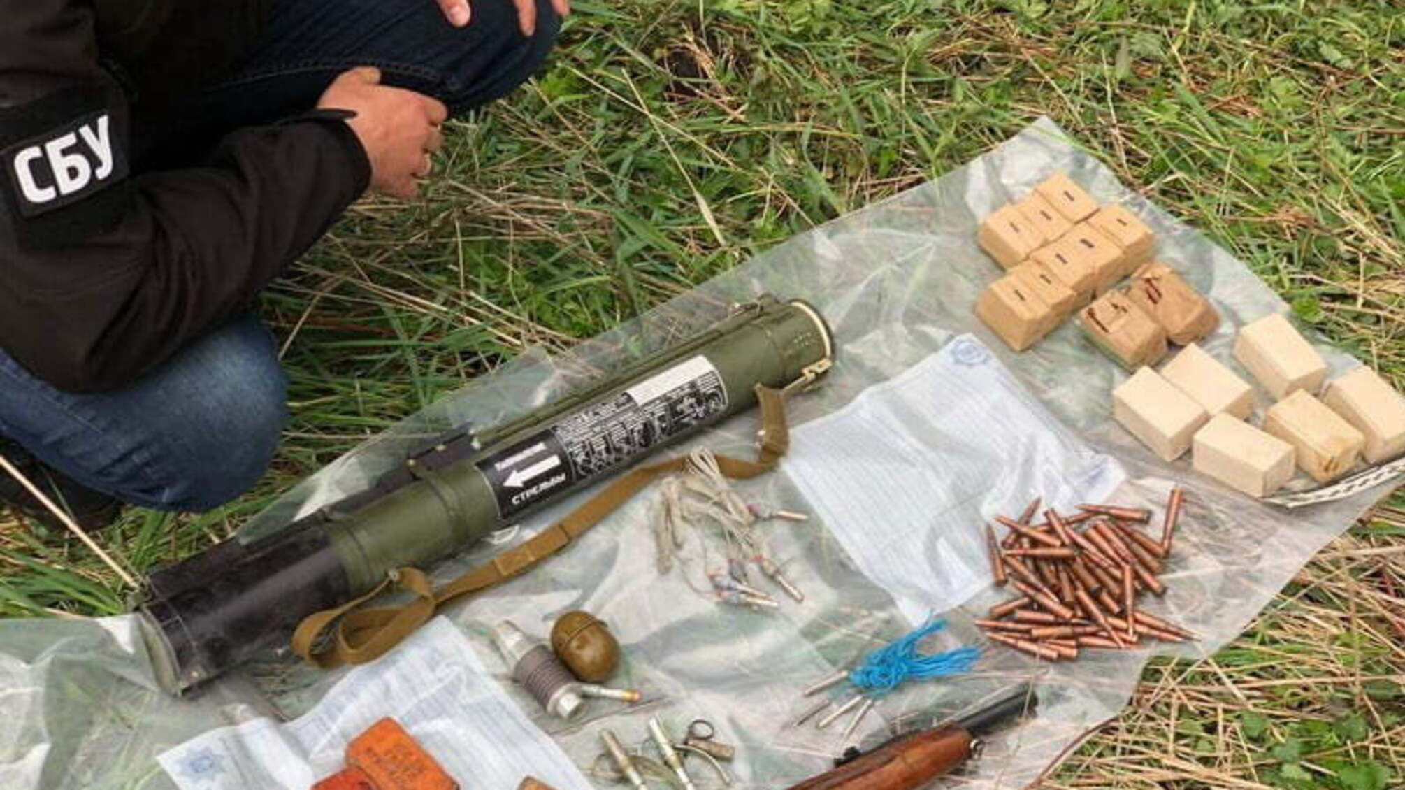 Колишній начальник артскладу на Чернігівщині та раніше засуджений мешканець Рівненщини нелегально зберігали бойові засоби ураження