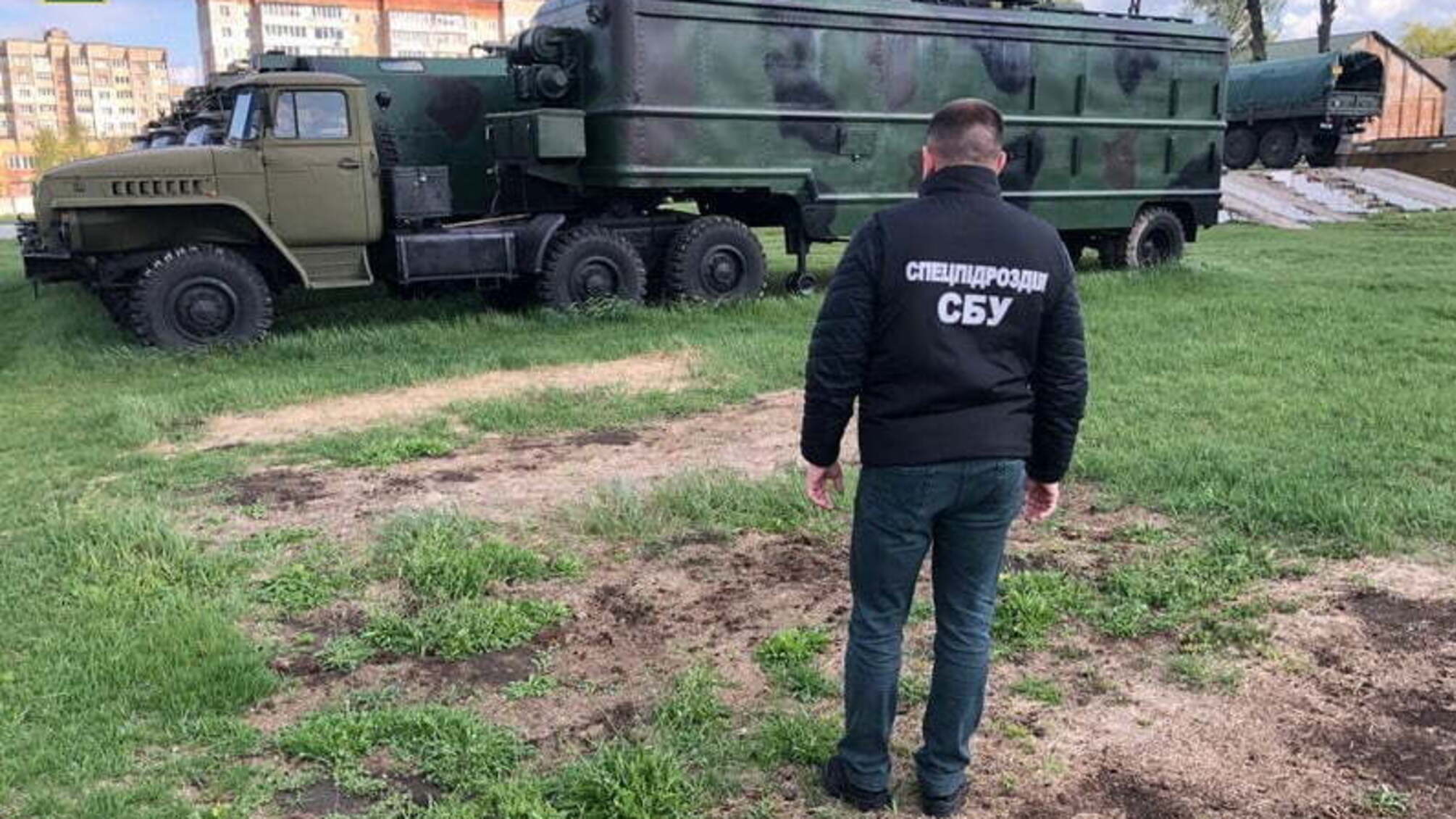 СБУ затримала дезертира, який намагався продати комплектуючі до військової радіостанції