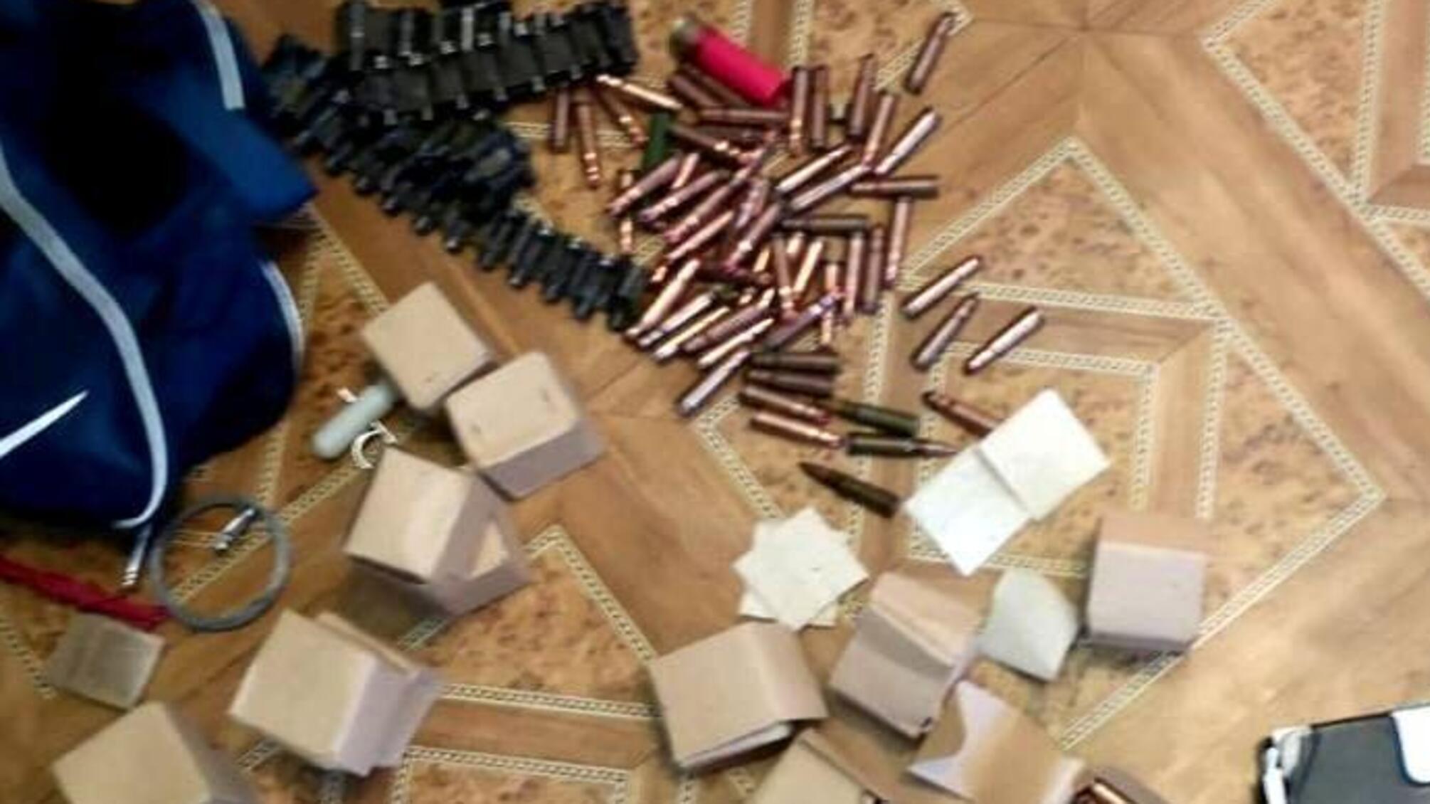 В Олешківському районі поліцейські виявили схрон набоїв та вибухових речовин