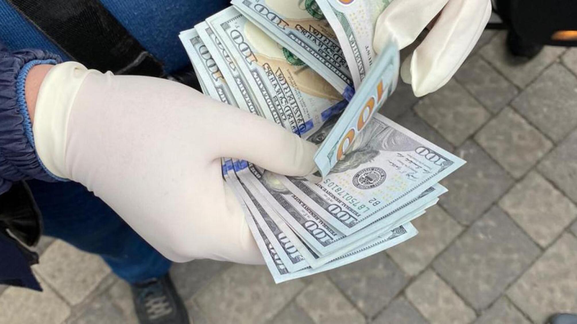 Працівника сектору з питань запобігання та виявлення корупції ДПС затримано під час одержання 1000 доларів США хабара