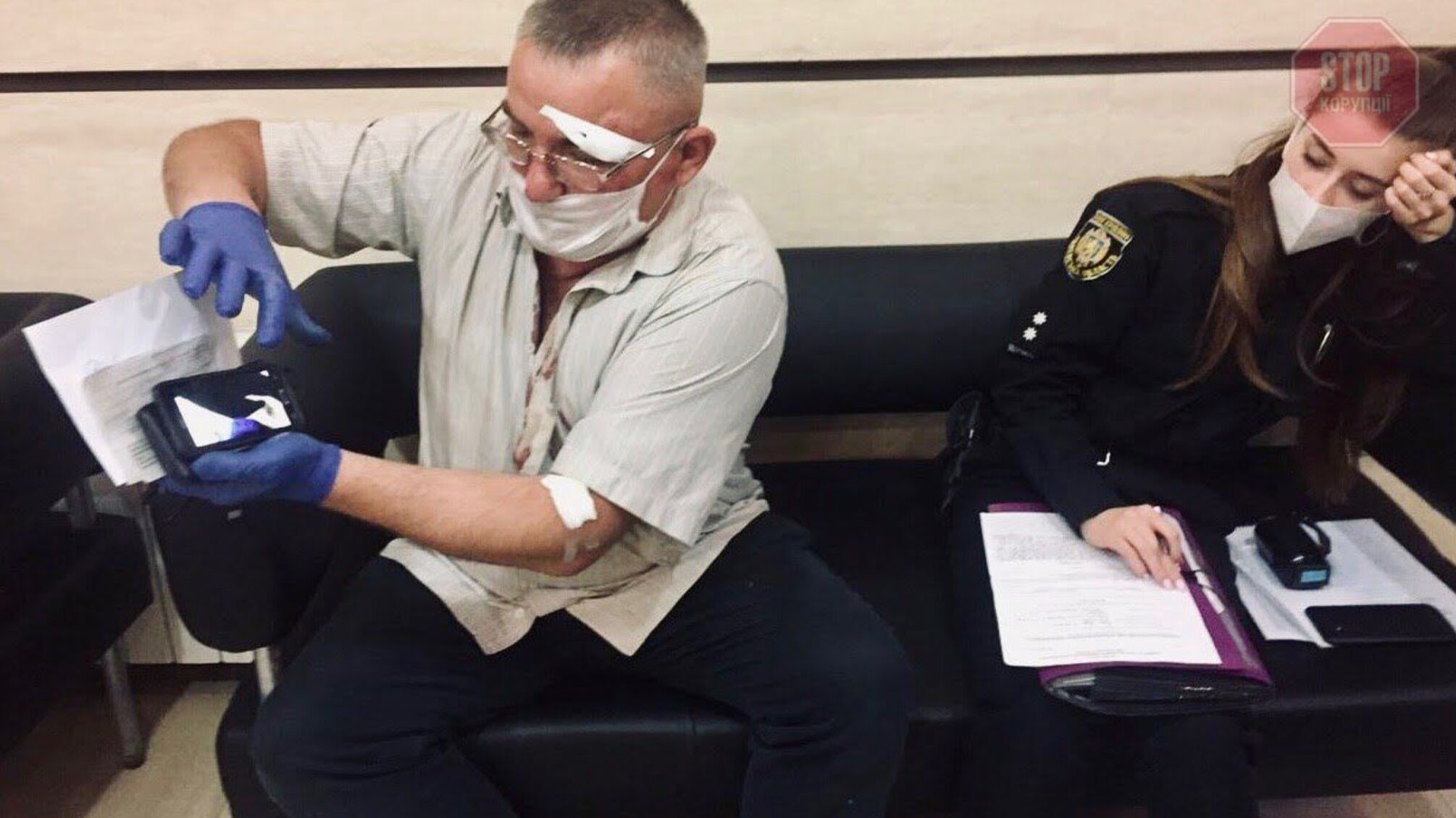 У Львові головлікар відмовився спілкуватись із активістами, після чого на одного з них напала «Мунварта» (фото)