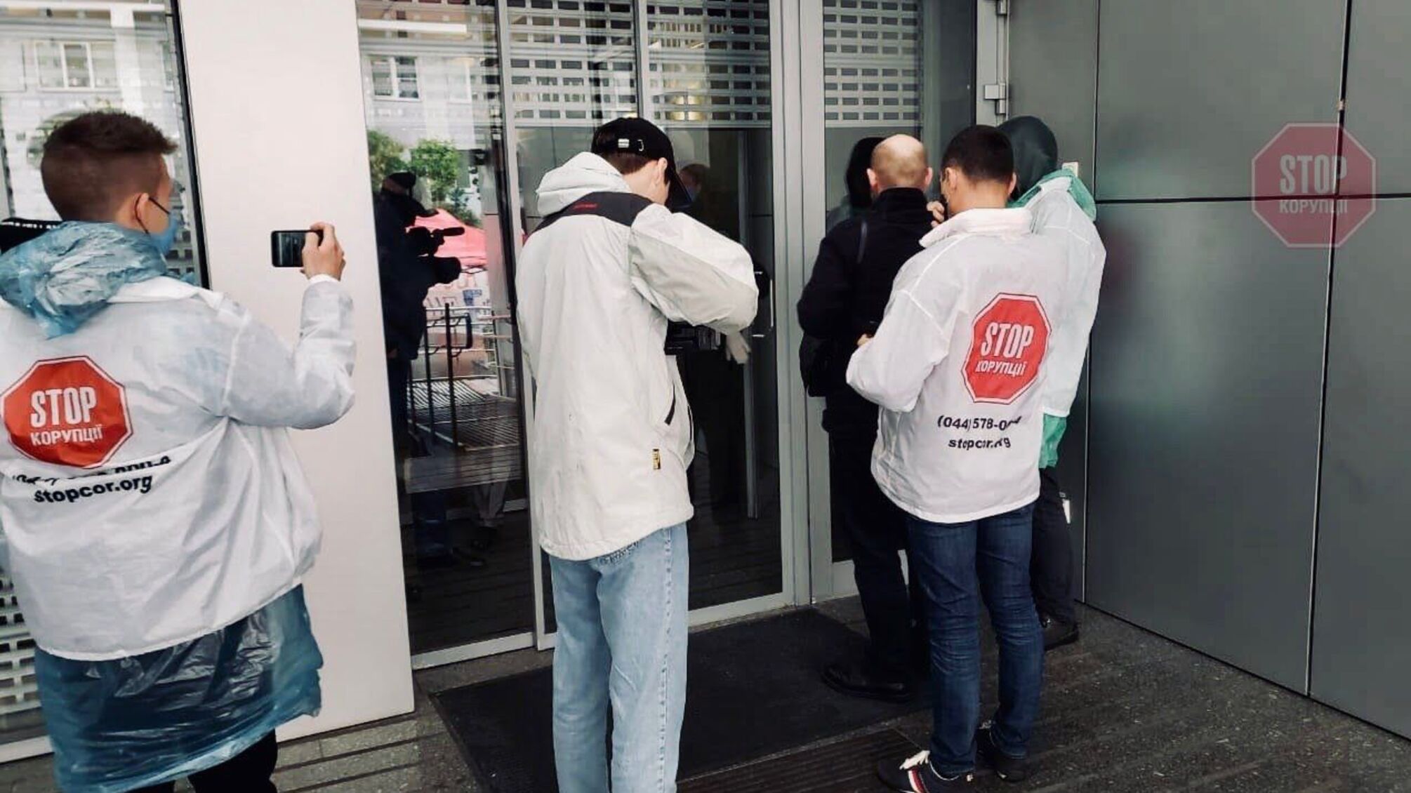 В УЗ забарикадувалися від активістів, які викликають керівника «Укрзалізниці» відповісти за розкрадання бюджету (відео)